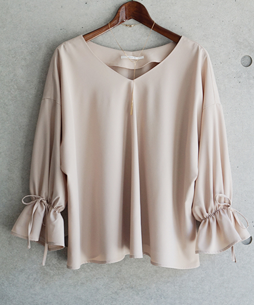 laboratory work(ラボラトリーワーク)の「<人気!!>ネックレス付き ストレッチ袖フリルブラウス(シャツ/ブラウス・レディース・オフホワイト/ベージュ/ネイビー・MEDIUM)」の15枚目の写真