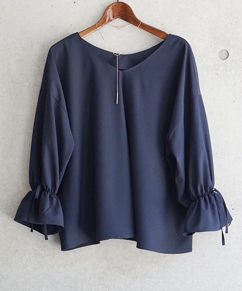 laboratory work(ラボラトリーワーク)の「<人気!!>ネックレス付き ストレッチ袖フリルブラウス(シャツ/ブラウス・レディース・オフホワイト/ベージュ/ネイビー・MEDIUM)」の16枚目の写真