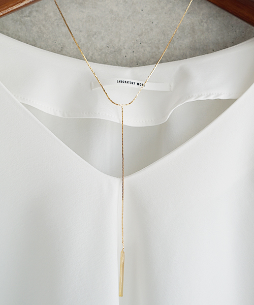 laboratory work(ラボラトリーワーク)の「<人気!!>ネックレス付き ストレッチ袖フリルブラウス(シャツ/ブラウス・レディース・オフホワイト/ベージュ/ネイビー・MEDIUM)」の17枚目の写真