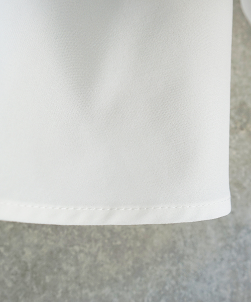 laboratory work(ラボラトリーワーク)の「<人気!!>ネックレス付き ストレッチ袖フリルブラウス(シャツ/ブラウス・レディース・オフホワイト/ベージュ/ネイビー・MEDIUM)」の12枚目の写真