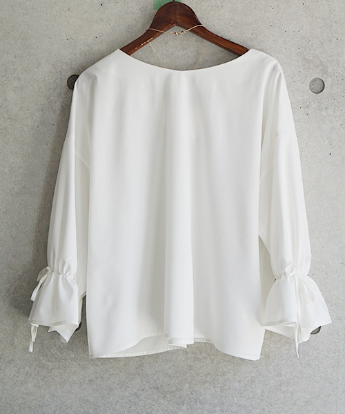 laboratory work(ラボラトリーワーク)の「<人気!!>ネックレス付き ストレッチ袖フリルブラウス(シャツ/ブラウス・レディース・オフホワイト/ベージュ/ネイビー・MEDIUM)」の11枚目の写真