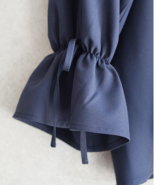 laboratory work(ラボラトリーワーク)の「<人気!!>ネックレス付き ストレッチ袖フリルブラウス(シャツ/ブラウス・レディース・オフホワイト/ベージュ/ネイビー・MEDIUM)」の10枚目の写真