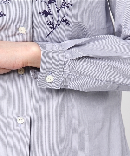 L&HARMONY（エルアンドハーモニー）の「[L&HARMONY / エルアンドハーモニー] Asami Hattori フラワープリントギャザーシャツ（シャツ/ブラウス・レディース・ネイビー・FREE）」の3枚目の写真