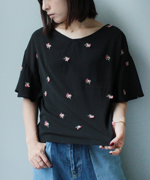 mysty woman（ミスティウーマン）の「楊柳シフォン立体刺繍ラッフルブラウス（シャツ/ブラウス・レディース・ブラック/ブルーグレー/オフホワイト/ピンク系その他・FREE）」の2枚目の写真