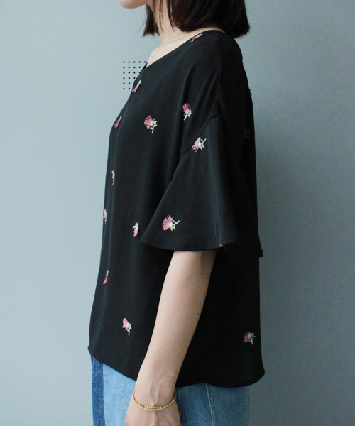 mysty woman（ミスティウーマン）の「楊柳シフォン立体刺繍ラッフルブラウス（シャツ/ブラウス・レディース・ブラック/ブルーグレー/オフホワイト/ピンク系その他・FREE）」の5枚目の写真