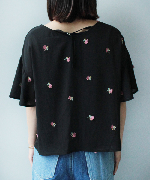 mysty woman（ミスティウーマン）の「楊柳シフォン立体刺繍ラッフルブラウス（シャツ/ブラウス・レディース・ブラック/ブルーグレー/オフホワイト/ピンク系その他・FREE）」の6枚目の写真