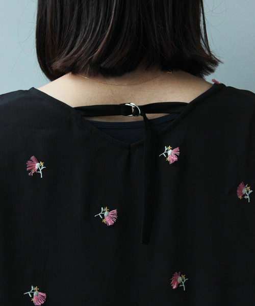 mysty woman（ミスティウーマン）の「楊柳シフォン立体刺繍ラッフルブラウス（シャツ/ブラウス・レディース・ブラック/ブルーグレー/オフホワイト/ピンク系その他・FREE）」の7枚目の写真