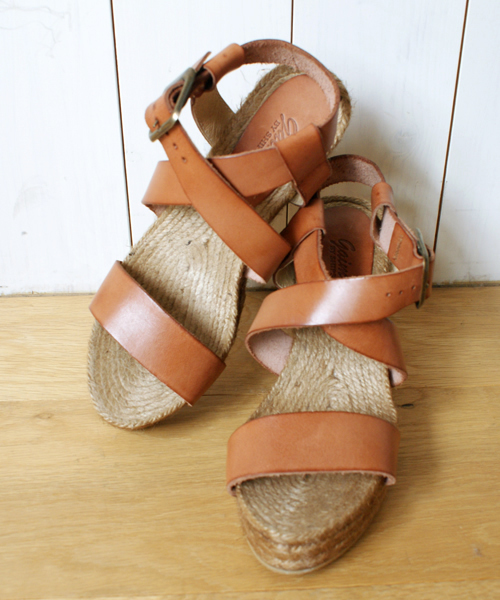 SHIPS for women(シップスフォーウィメン)の「★★GAIMO:クロス ベルトプラットフォーム◇(サンダル・レディース・ブラウン/ベージュ/キャメル・35/36/37/38)」の3枚目の写真