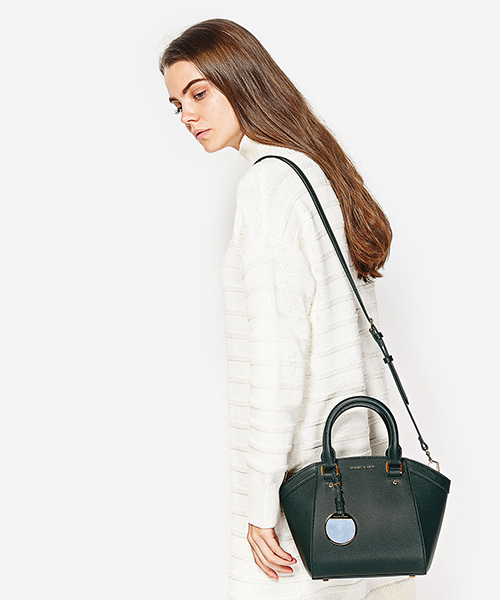 CHARLES & KEITH（チャールズ & キース）の「カーブシティハンドバッグ / CURVED CITY HANDBAG（ハンドバッグ・レディース・ブラック/グリーン/レッド・M）」の9枚目の写真