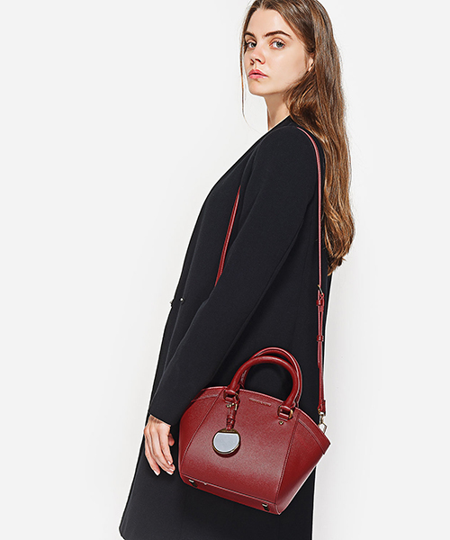 CHARLES & KEITH（チャールズ & キース）の「カーブシティハンドバッグ / CURVED CITY HANDBAG（ハンドバッグ・レディース・ブラック/グリーン/レッド・M）」の14枚目の写真