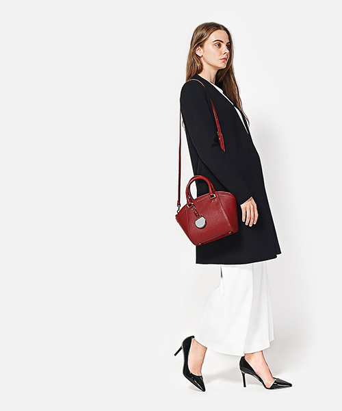 CHARLES & KEITH（チャールズ & キース）の「カーブシティハンドバッグ / CURVED CITY HANDBAG（ハンドバッグ・レディース・ブラック/グリーン/レッド・M）」の18枚目の写真