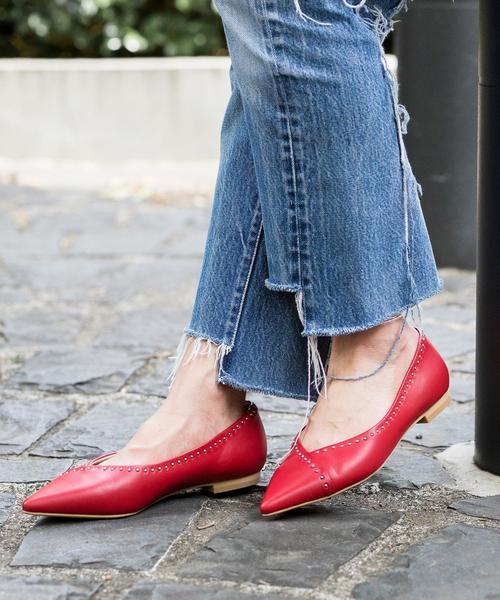 BEAUTY&YOUTH UNITED ARROWS(ビューティーアンドユースユナイテッドアローズ)の「BY∴ Vカットスタッズレザーフラットパンプス ◆(パンプス・レディース・レッド/ブラック・37h/35h/37/36h/36)」の2枚目の写真