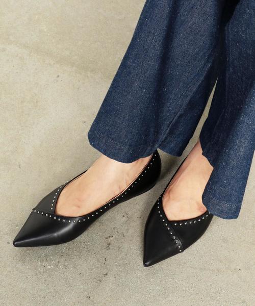 BEAUTY&YOUTH UNITED ARROWS(ビューティーアンドユースユナイテッドアローズ)の「BY∴ Vカットスタッズレザーフラットパンプス ◆(パンプス・レディース・レッド/ブラック・37h/35h/37/36h/36)」の1枚目の写真