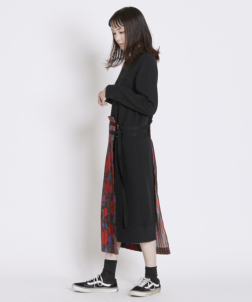 TRUNO by NOISE MAKER（トルノバイノイズメーカー）の「ハイネックプリーツ切り替えワンピース（ワンピース・レディース・ブラック/グレー・FREE）」の15枚目の写真