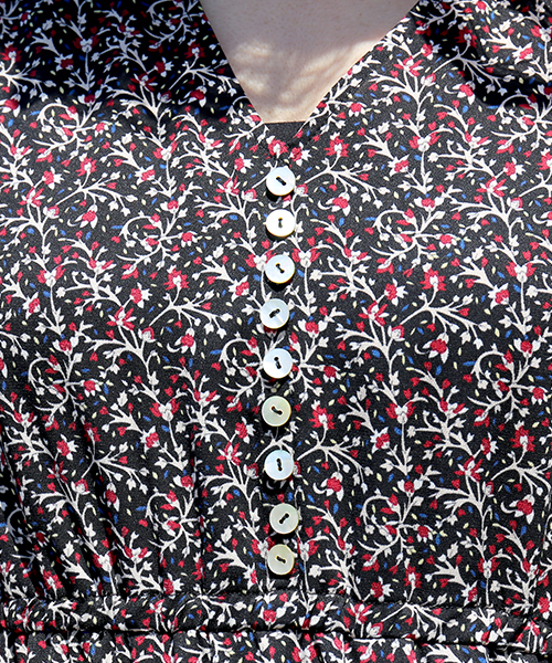 libelle more(リベル モア)の「小花柄ティアードマキシワンピース(ワンピース・レディース・ブラック/オフホワイト/カーキ・LL/M/L)」の15枚目の写真