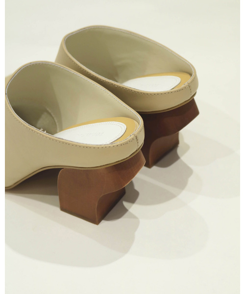 TODAYFUL（トゥデイフル）の「レザースクエアミュール（サンダル・レディース・ブラック/ダークブラウン/ベージュ・36inch/37inch/38inch）」の11枚目の写真