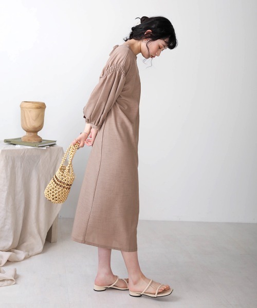 Bab（バブ）の「【WEB限定】前後2way袖ギャザーワンピース（ワンピース・レディース・ブラック/ベージュ/モカ・38）」の6枚目の写真