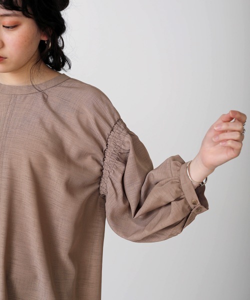 Bab（バブ）の「【WEB限定】前後2way袖ギャザーワンピース（ワンピース・レディース・ブラック/ベージュ/モカ・38）」の14枚目の写真