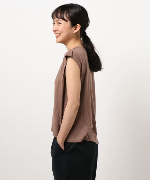 clear（クリア）の「ショルダータックフレンチTシャツ（Tシャツ/カットソー・レディース・ブラック/オフホワイト/グレイッシュベージュ/モカ/カーキ・F）」の13枚目の写真