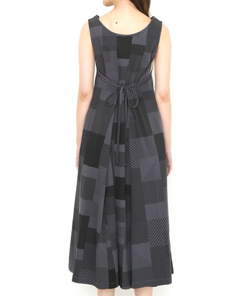 Design Tshirts Store graniph（デザイン　ティーシャツ　ストア　グラニフ）の「ドロウアライン｜2WAYスリーブレスワンピース（ワンピース・レディース・スミクロ・FREE）」の3枚目の写真