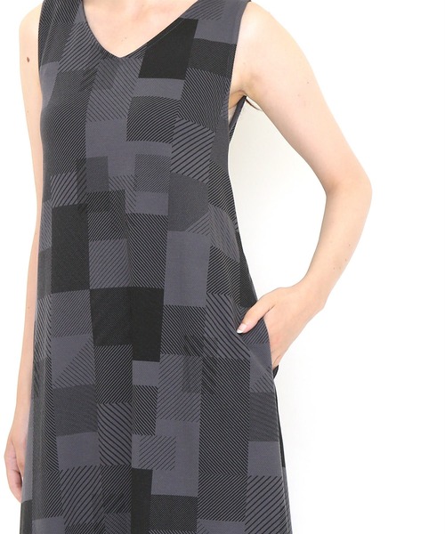 Design Tshirts Store graniph（デザイン　ティーシャツ　ストア　グラニフ）の「ドロウアライン｜2WAYスリーブレスワンピース（ワンピース・レディース・スミクロ・FREE）」の9枚目の写真