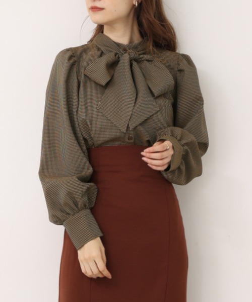 one after another NICE CLAUP（ワンアフターアナザーナイスクラップ）の「ビンテージボウタイブラウス（シャツ/ブラウス・レディース・オフホワイト/カーキ/ブラウン系その他/ベージュ系その他/ストライプ/ブラウン系その他2・FREE）」の2枚目の写真