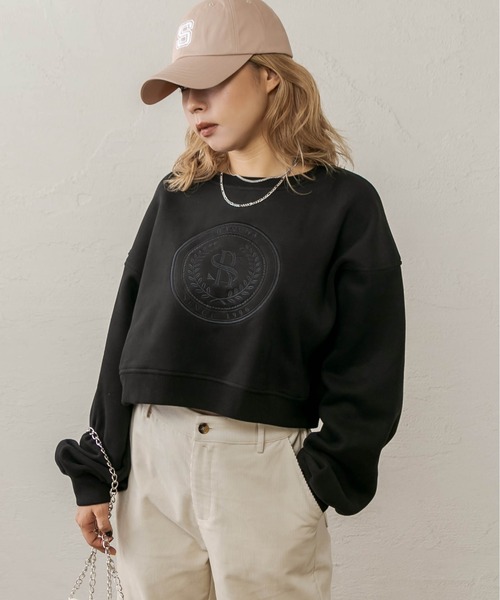 RASVOA(ラスボア)の「エンブレムクロップドスウェット(スウェット・レディース・ブラック/オフホワイト・FREE)」の1枚目の写真