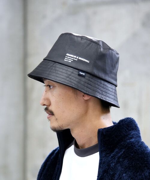 FRANKLIN & MARSHALL（フランクリンマーシャル）の「【WEB限定/SHIPS別注】FRANKLIN&MARSHALL: フェイクレザー ワンポイント ロゴ バケット ハット（ハット・メンズ・ネイビー/オフホワイト/ダークグレー/ブラック・ONE SIZE）」の10枚目の写真