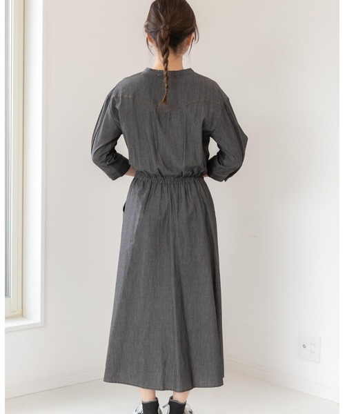 PREFERIR（プレフェリール）の「ライトデニムバンドカラーワンピース（シャツワンピース・レディース・ネイビー/ブラック・SMALL/MEDIUM/LARGE）」の4枚目の写真