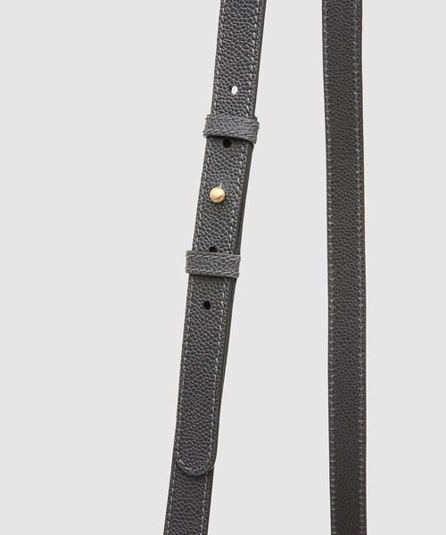 THOM BROWNE(トムブラウン)の「SMALL SQUARED TOTE W/ PAPER LABEL&SHOULDER STRAP IN PEBBLE GRAIN LEATHER(ショルダーバッグ・メンズ・ダークグレー・ONE SIZE)」の3枚目の写真