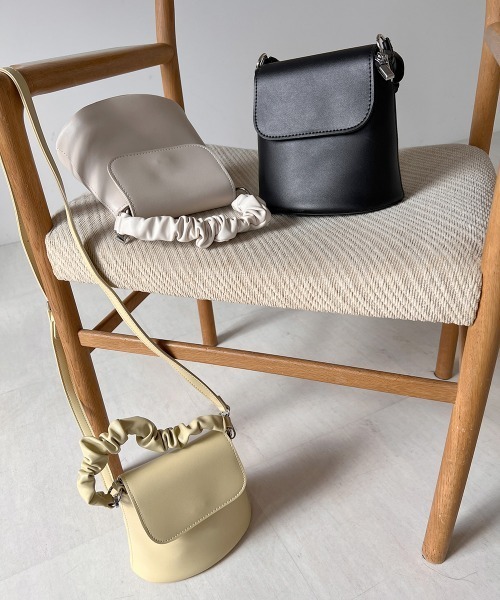 Bab(バブ)の「ラッフルハンドルミニショルダーバッグ(ショルダーバッグ・レディース・ブラック/オフホワイト/イエロー・ONESIZE)」の16枚目の写真