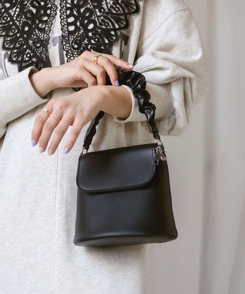 Bab(バブ)の「ラッフルハンドルミニショルダーバッグ(ショルダーバッグ・レディース・ブラック/オフホワイト/イエロー・ONESIZE)」の17枚目の写真