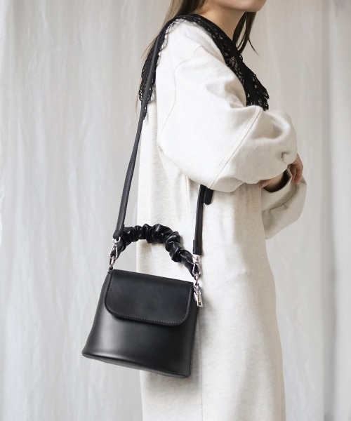 Bab(バブ)の「ラッフルハンドルミニショルダーバッグ(ショルダーバッグ・レディース・ブラック/オフホワイト/イエロー・ONESIZE)」の19枚目の写真