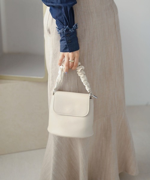 Bab(バブ)の「ラッフルハンドルミニショルダーバッグ(ショルダーバッグ・レディース・ブラック/オフホワイト/イエロー・ONESIZE)」の4枚目の写真