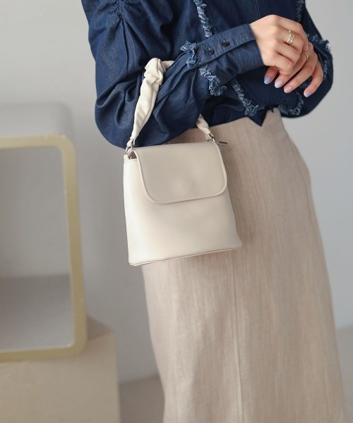 Bab(バブ)の「ラッフルハンドルミニショルダーバッグ(ショルダーバッグ・レディース・ブラック/オフホワイト/イエロー・ONESIZE)」の5枚目の写真