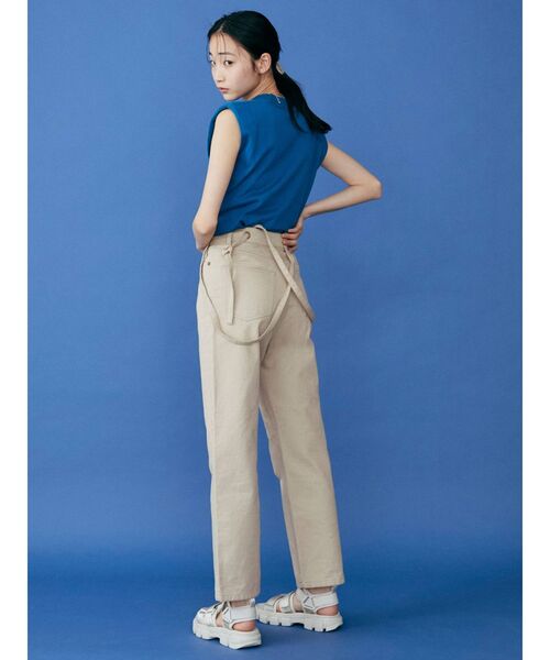 MURUA(ムルーア)の「サスペンダーツイルストレートパンツ(デニムパンツ・レディース・ベージュ/アイボリー・1/2)」の19枚目の写真