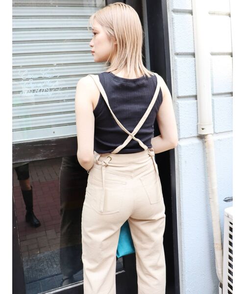 MURUA(ムルーア)の「サスペンダーツイルストレートパンツ(デニムパンツ・レディース・ベージュ/アイボリー・1/2)」の6枚目の写真