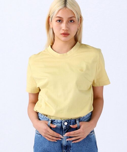 Calvin Klein（カルバン・クライン）の「クラシック スリム Tシャツ（Tシャツ/カットソー・レディース・ホワイト/ブラック/ベージュ/グレー/オレンジ/ブルー系その他/ホワイト系/ブラック系・S/M/L/XS）」の6枚目の写真