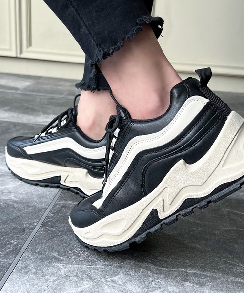 JUNOAH(ジュノア)の「ダッド厚底スニーカー(スニーカー・レディース・ブラック/クリーム・40/38/39/36/37)」の4枚目の写真