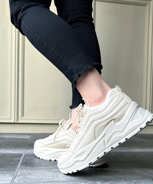 JUNOAH(ジュノア)の「ダッド厚底スニーカー(スニーカー・レディース・ブラック/クリーム・40/38/39/36/37)」の14枚目の写真