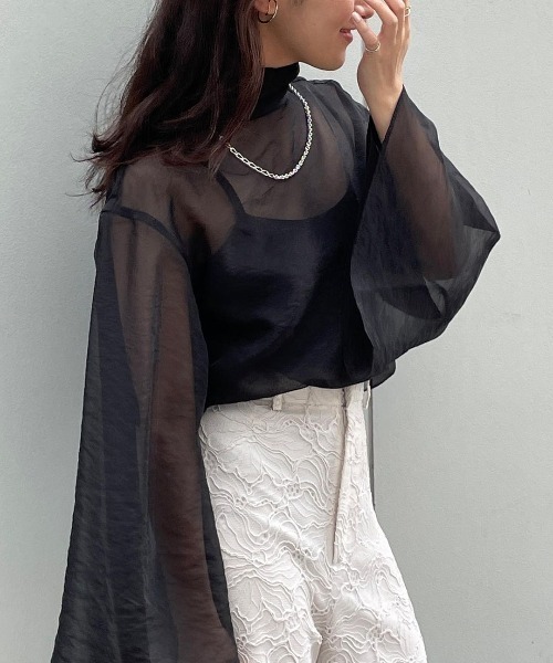 anuans（アニュアンス）の「シアーフレアスリーブブラウス