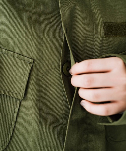 haco!（ハコ）の「きれいめツイル素材を古着になるまで愛したい！ ＰＢＰオーガニックコットンのミリタリー風ノーカラージャケット（ユニセックス）（ノーカラージャケット・レディース・カーキ・1/2/3）」の5枚目の写真