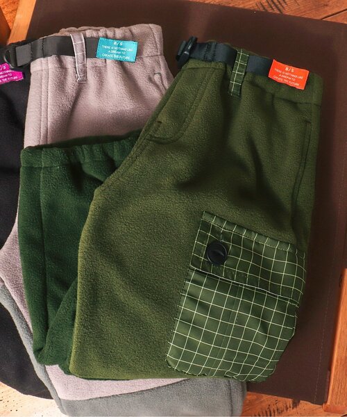 BREEZE by saori(ブリーズバイサオリ)の「WEB限定 フリースカーゴパンツ【BREEZE by saori】(その他パンツ・キッズ・ブラック/カーキ/ベージュ・100/160/120/110/90/140/130/150)」の3枚目の写真