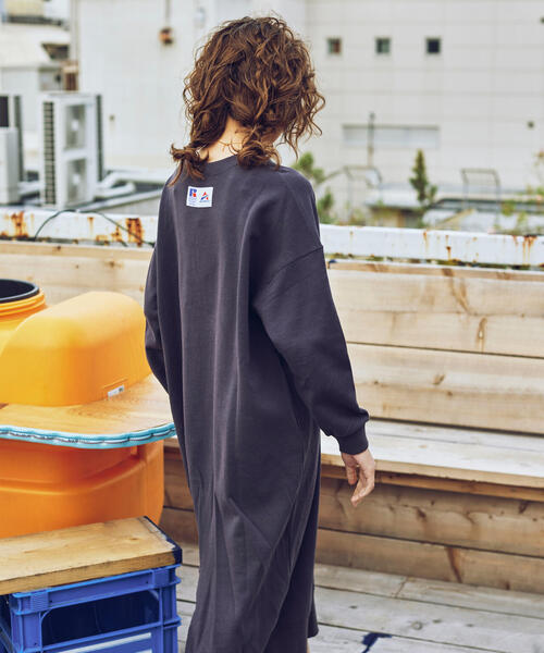 Russell Athletic(ラッセルアスレティック)の「【RUSSELL ATHLETIC × AVIREX】SWEAT ONEPIECE/ スウェットワンピース(ワンピース・レディース・ダークグリーン系/ブラック・F)」の17枚目の写真