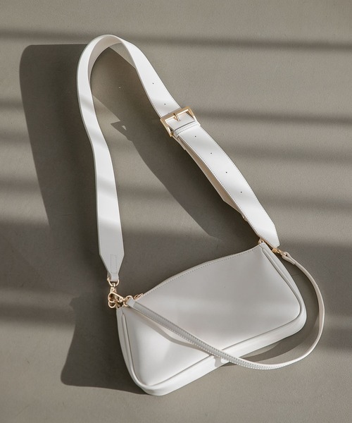 A part by(アパートバイ)の「【2WAY】フトベルトショルダーバッグ(ショルダーバッグ・レディース・ブラック/ライトグリーン/アイボリー/シルバー・FREE)」の1枚目の写真