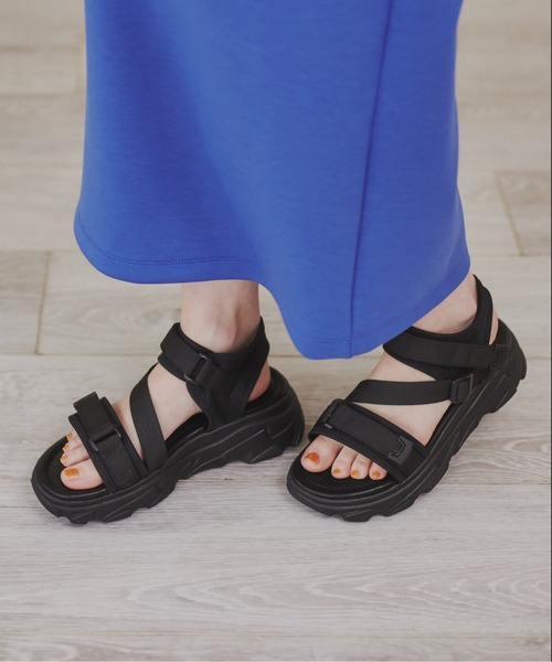 ANGIE（アンジー）の「厚底スポーツサンダル（サンダル・レディース・ブラック/ホワイト・X-LARGE/MEDIUM/LARGE）」の2枚目の写真