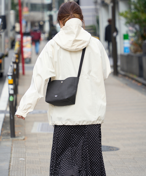 ORCIVAL（オーシバル）の「《追加3》【ORCIVAL / オーシバル】LCV SHOULDER POUCH MEDIUM：ショルダーバッグ（ショルダーバッグ・レディース・グリーン/ブラック/ベージュ・FREE）」の6枚目の写真