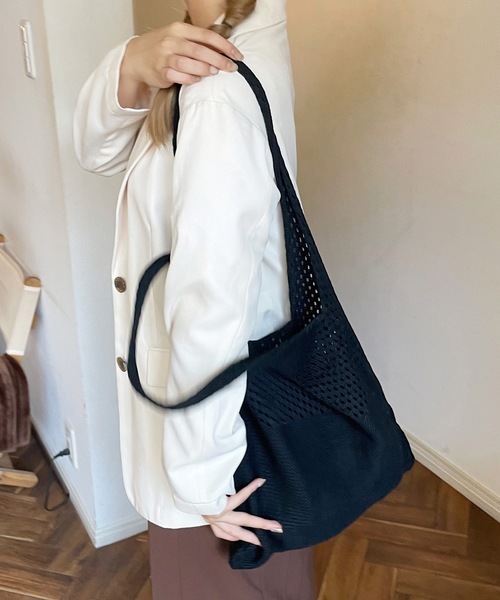 shopnikoniko（ショップニコニコ）の「トライアングル トートバッグ ニット編み メッシュ A4（トートバッグ・レディース・ベージュ/ブラック/ブラウン・フリー）」の5枚目の写真