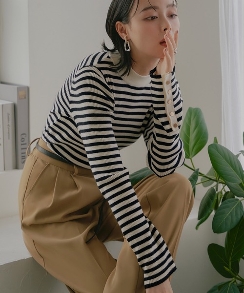 RUIRUE BOUTIQUE(ルイルエブティック)の「選べるデザイン 静電気防止ボタンスリーブリブニット | ハイネック トップス 長袖 ベーシック シンプル メタルボタン(ニット/セーター・レディース・グレー系1/グリーン/ブラック/ホワイト系1/ホワイト×ブラック/ホワイト/グレー/ブラック系1/ブルー系1/ブラウン/ネイビー系1/ロイヤルブルー/ネイビー・L/M)」の3枚目の写真