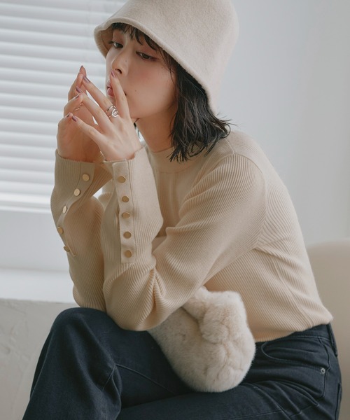 RUIRUE BOUTIQUE(ルイルエブティック)の「選べるデザイン 静電気防止ボタンスリーブリブニット | ハイネック トップス 長袖 ベーシック シンプル メタルボタン(ニット/セーター・レディース・グレー系1/グリーン/ブラック/ホワイト系1/ホワイト×ブラック/ホワイト/グレー/ブラック系1/ブルー系1/ブラウン/ネイビー系1/ロイヤルブルー/ネイビー・L/M)」の2枚目の写真